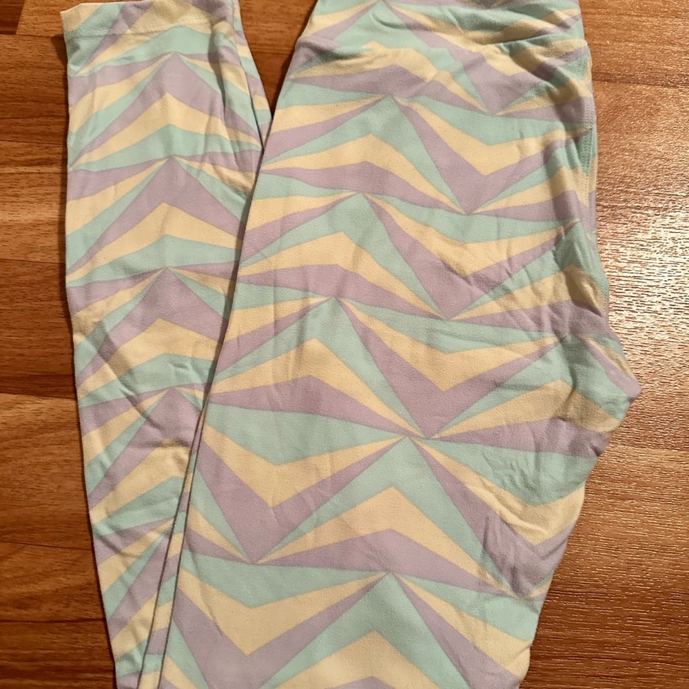 Lularoe OS Leggings - like new, only worn twice